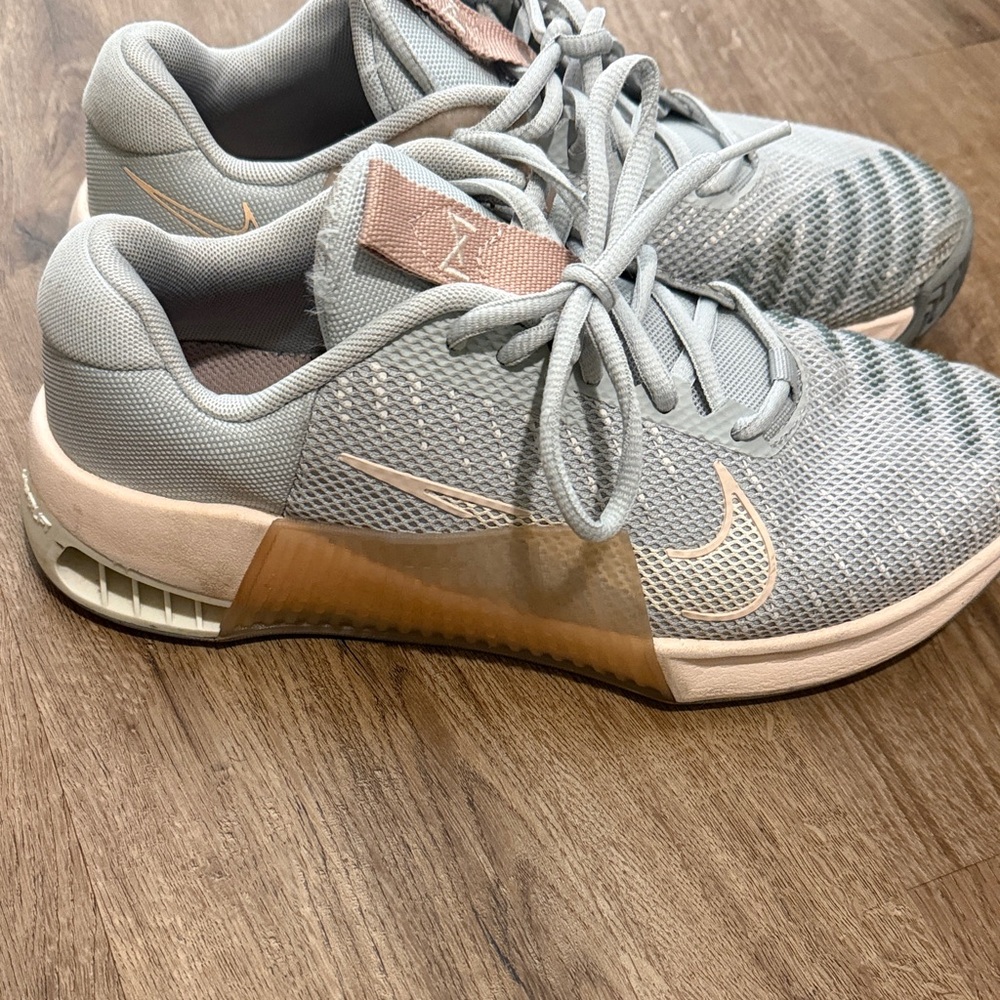 Nike Metcon Women's Athletic Shoes in Gray and Peach size 8.